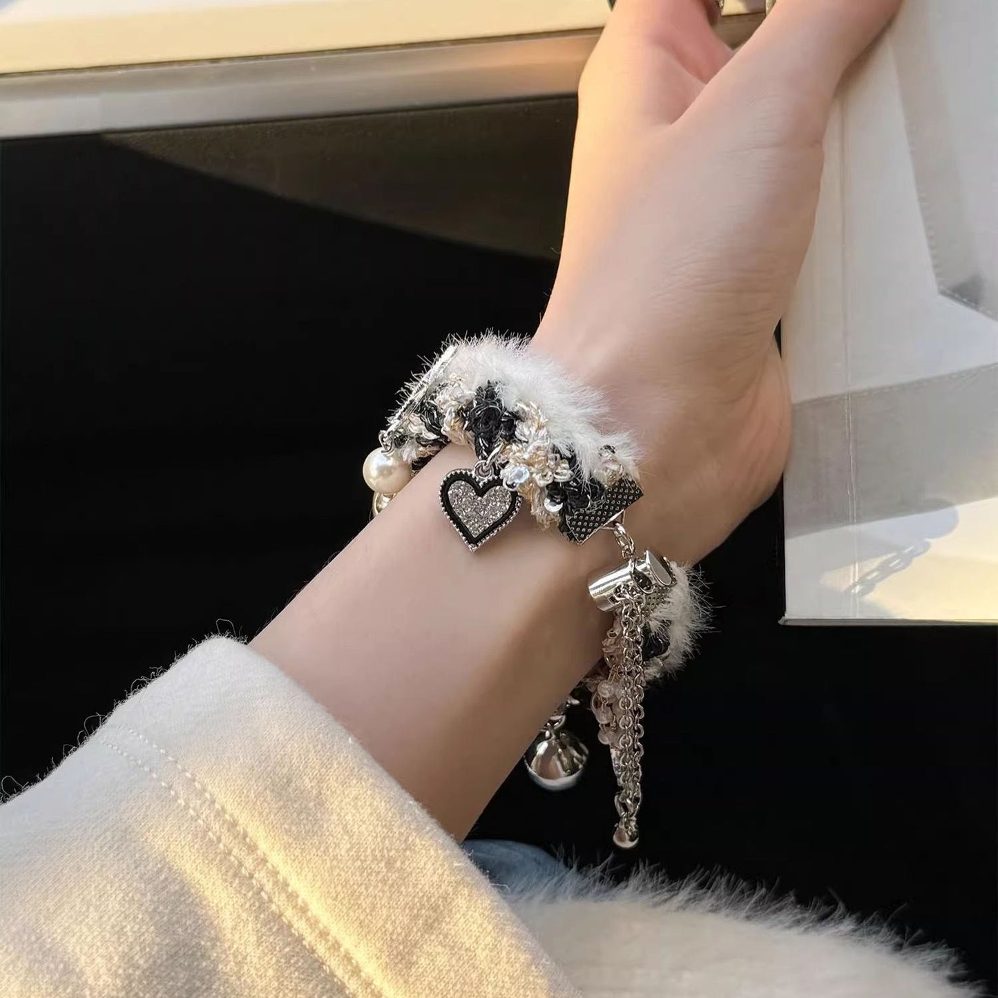 Unique Furry Metal Band with Pearl stars Embellished for Women Compatible for iWatch SE Series 9 8 7 6 5 4 3 2 1