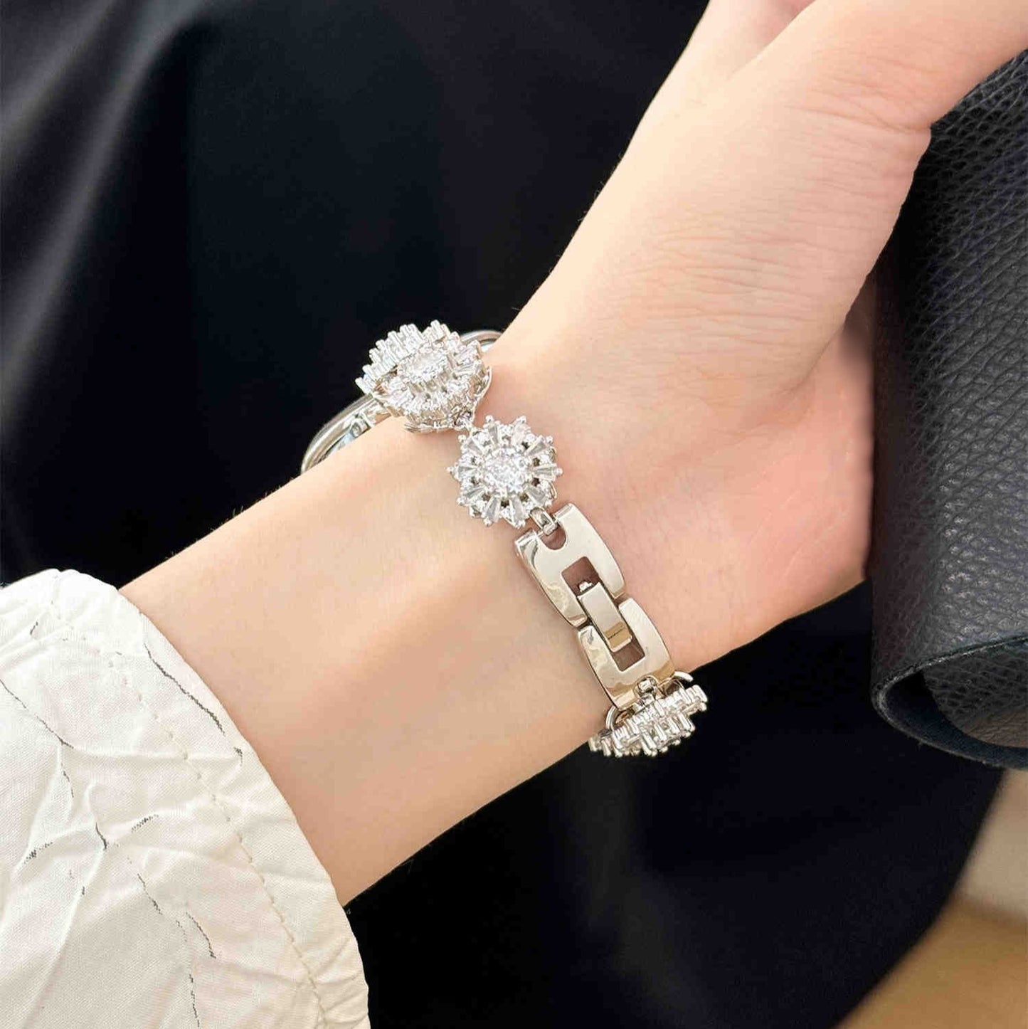 Beautiful Rotating Snowflake Shape, Women Watch Strap Wristband for iWatch Series 9/8/7/6/5/4/3/2/1/SE/Ult